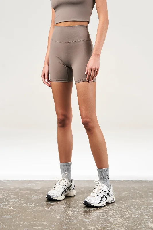 SCULPTING STRETCH EMBLEM CYCLING SHORTS - COCOA