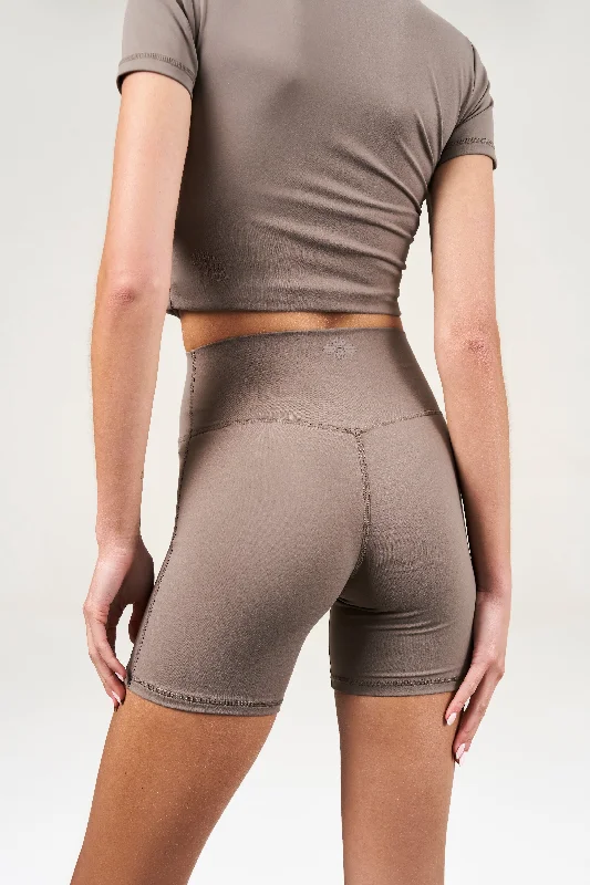 SCULPTING STRETCH EMBLEM CYCLING SHORTS - COCOA